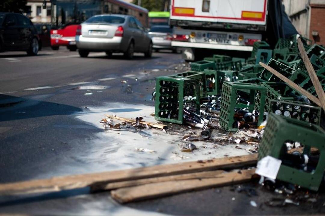 Gatvėje išbarstytas alus tapo lengvu taikiniu praeiviams