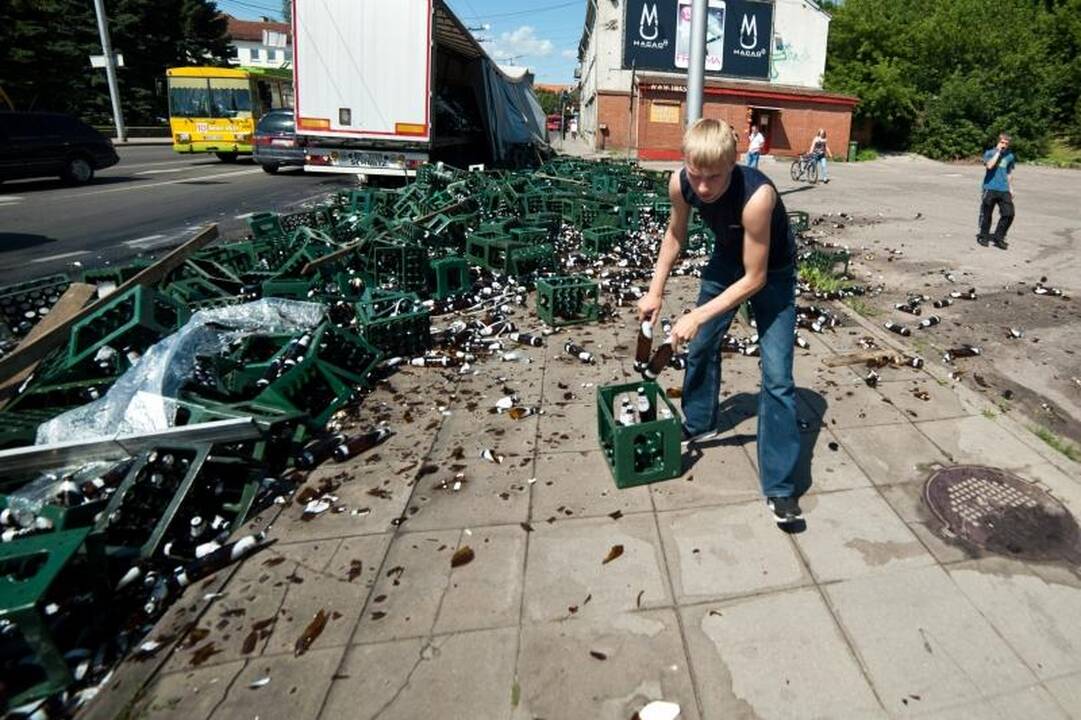 Gatvėje išbarstytas alus tapo lengvu taikiniu praeiviams