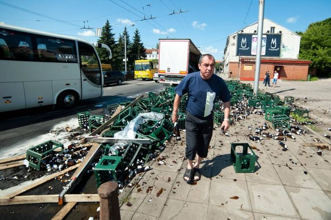 Gatvėje išbarstytas alus tapo lengvu taikiniu praeiviams