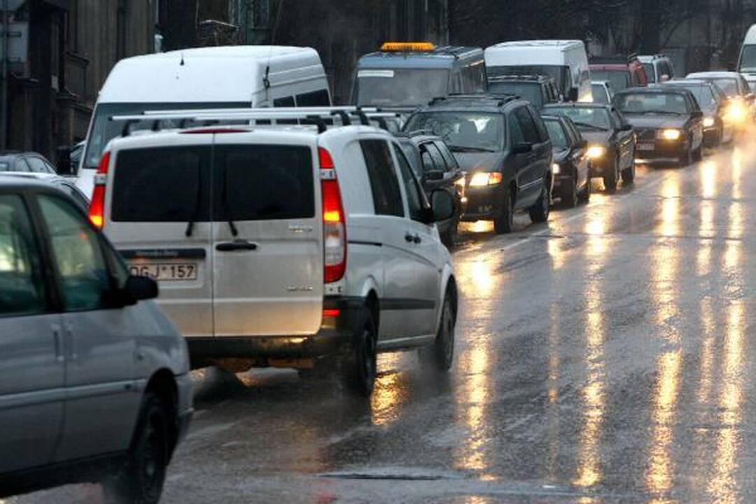 Pėstieji griūva ant ledo, vairavimo sąlygos tragiškos (papildyta)