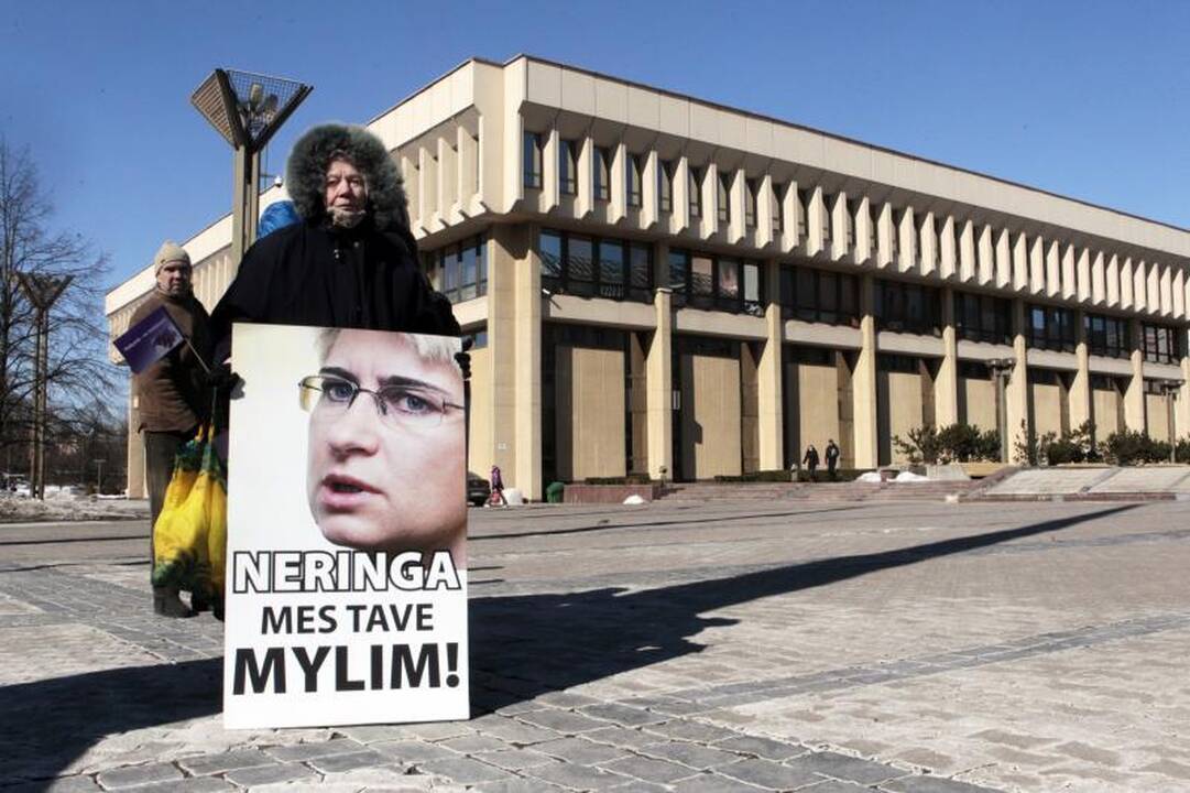 Pirmadienį prie Seimo rinkosi N. Venckienės rėmėjai