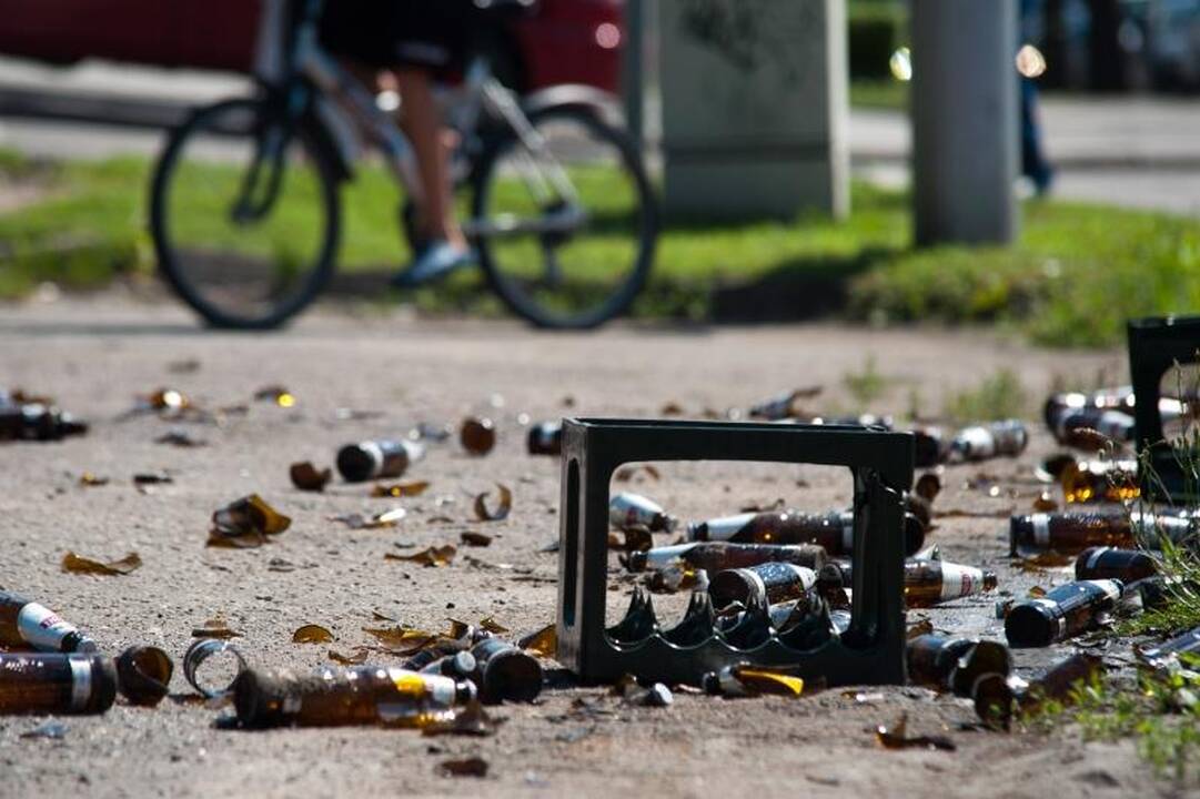 Gatvėje išbarstytas alus tapo lengvu taikiniu praeiviams