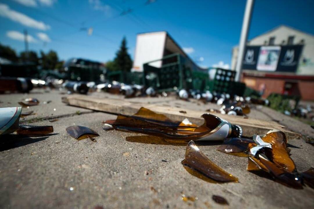 Gatvėje išbarstytas alus tapo lengvu taikiniu praeiviams