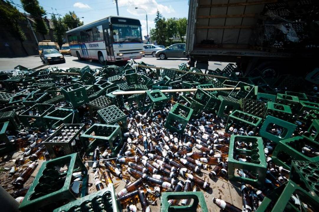 Gatvėje išbarstytas alus tapo lengvu taikiniu praeiviams