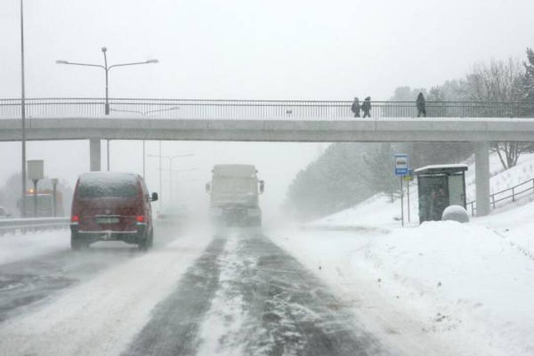 Kelių būklė: kai kur - lijundra, rajoniniai keliai padengti suledėjusiu sniegu
