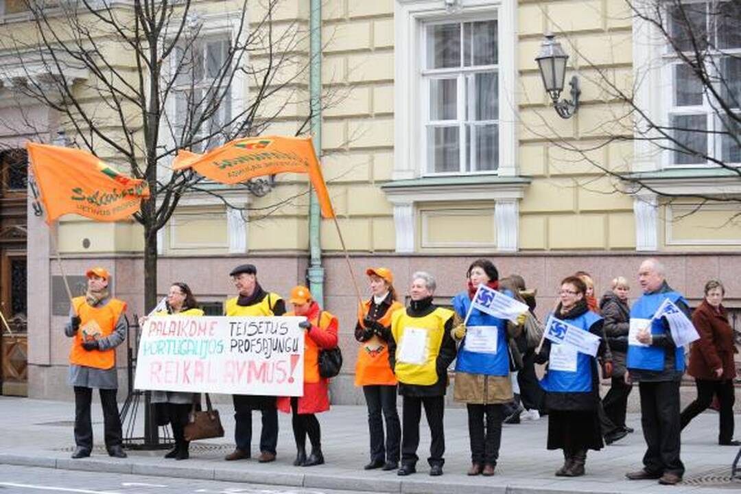 Vilniuje piketavę profsąjungų atstovai reiškė paramą kolegoms Portugalijoje