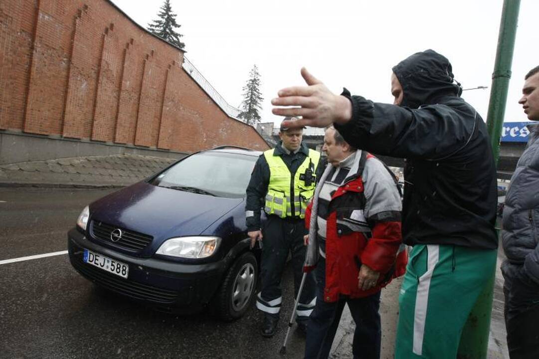 Klaipėdoje prie viaduko susidūrė trys mašinos