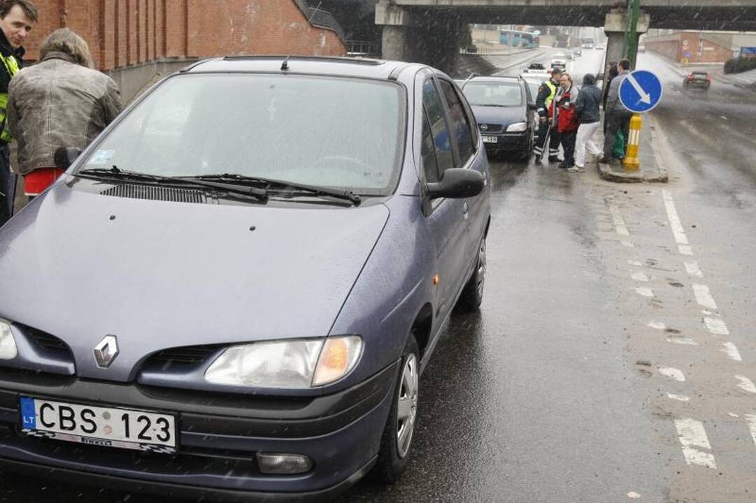Klaipėdoje prie viaduko susidūrė trys mašinos