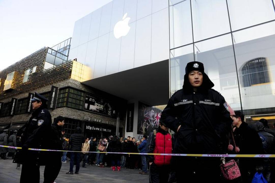 Kinijoje dėl neramumų prie parduotuvės sustabdyti „iPhone“ pardavimai
