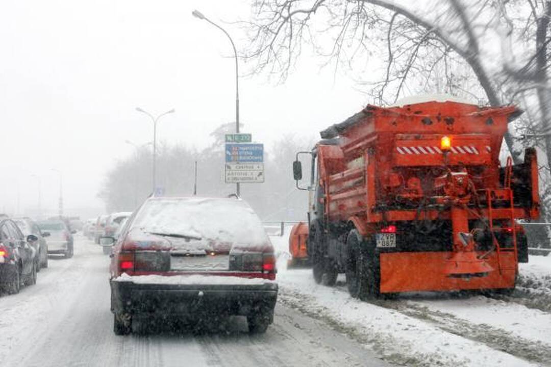 Kelių būklė: slidu, nevisi keliai yra barstomi