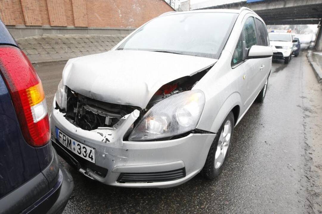Klaipėdoje prie viaduko susidūrė trys mašinos