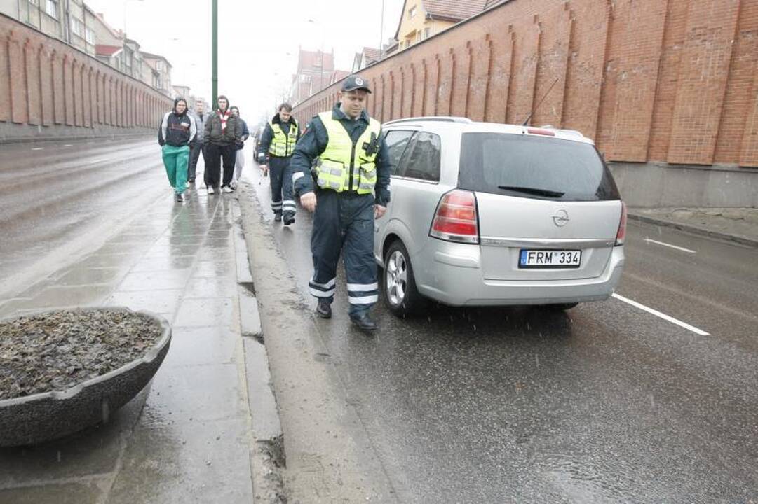 Klaipėdoje prie viaduko susidūrė trys mašinos
