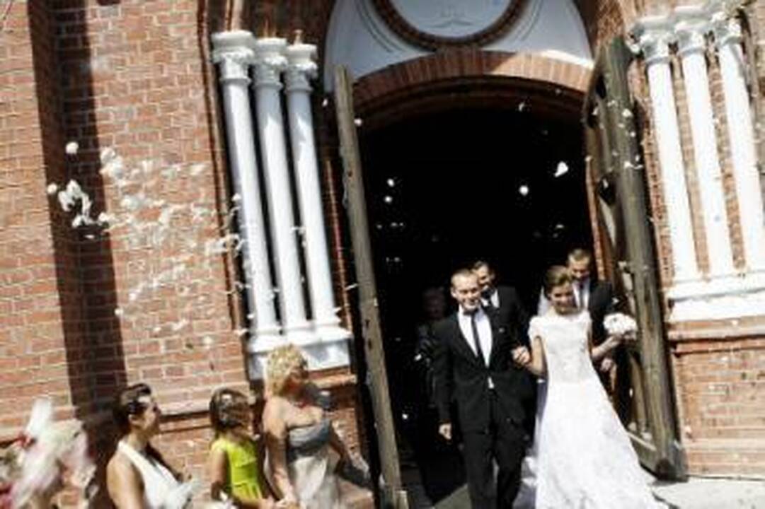 Tradicija: ant ką tik sutuoktos poros galvų pažiro rožių žiedlapiai.