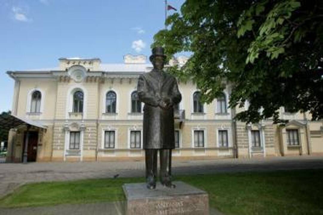 Atminimas: Istorinės prezidentūros kiemelį puošia prezidento Antano Smetonos ir dar dviejų tarpukario Lietuvos vadovų skulptūros.
