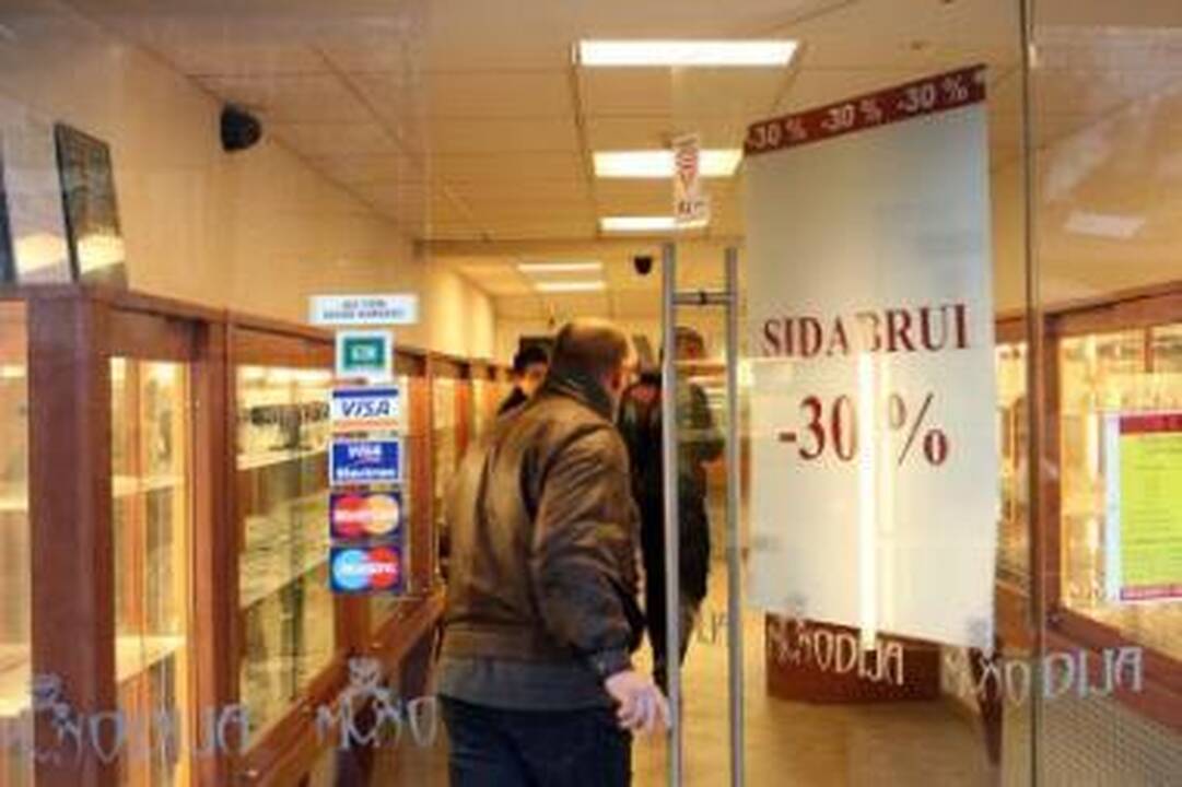 Skolininkai: J.Barkauskienė sako, kad per krizę prie lombardo kartais driekėsi eilės.