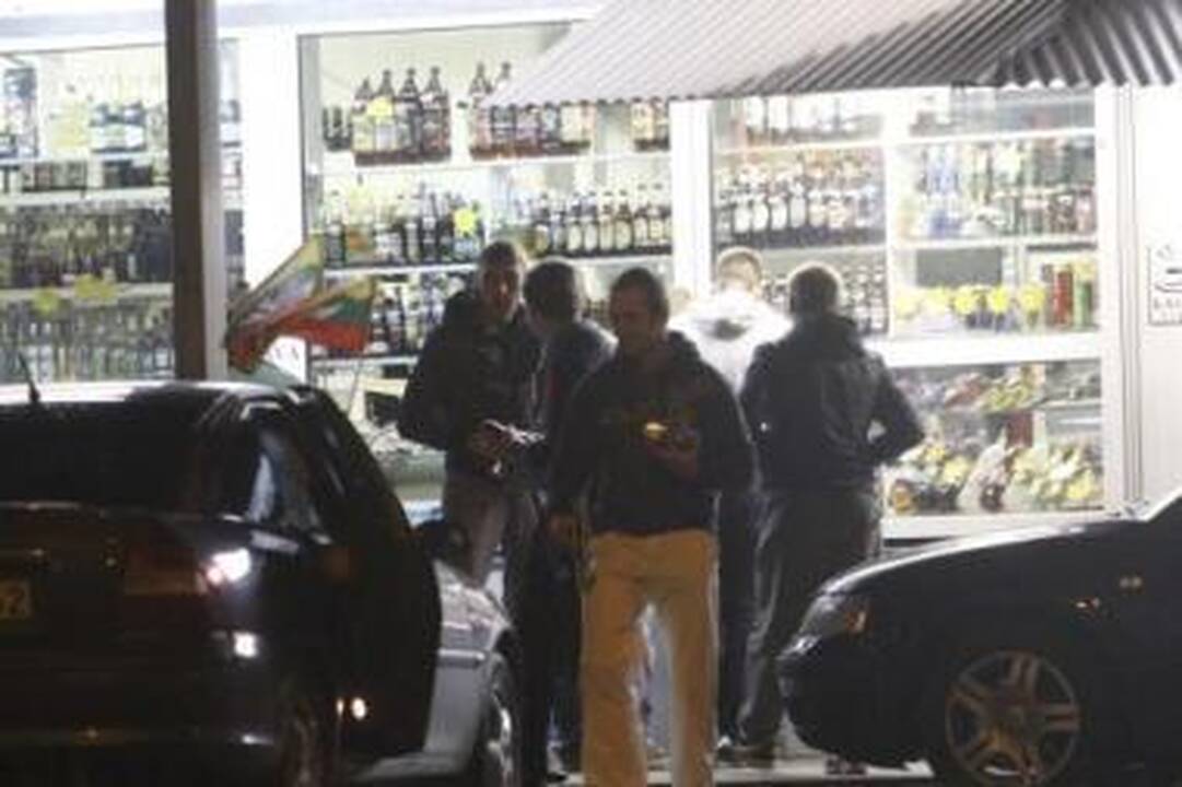 Populiarūs: prie barais virtusių alkoholinių gėrimų parduotuvių naktimis būriuojasi pirkėjai.