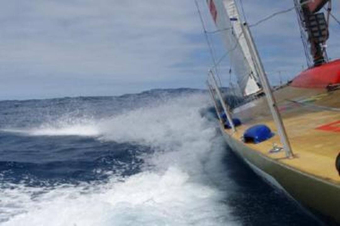 Perplauks: Lietuvos buriuotojai jachtą "Ambersail" iš Šiaurės Amerikos pasuko į Europą, čia pakeliui į Lietuvą planuojama aplankyti 13 lietuvių bendruomenių.