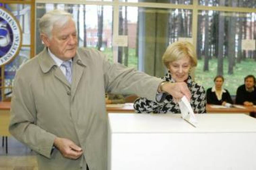 Prognozė: Prezidentui V.Adamkui tikriausiai teks dukart balsuoti už savo įpėdinį.