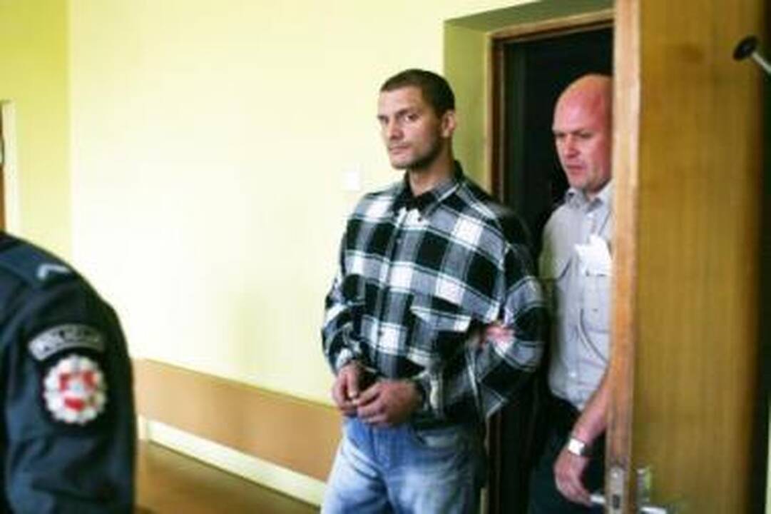 Atpildas: dvi mergaites seksualiai prievartavęs D.Komarovas tikino su mergaitėmis tik kalbėjęs apie seksą.