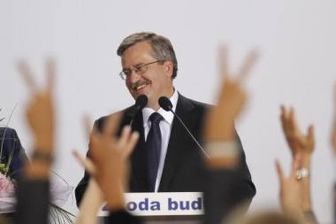 Nugalėtojas: nei tragiška ankstesnio prezidento žūtis, nei Lenkiją siaubę potvyniai, nei, analitikų nuomone, silpna rinkimų kampanija nesutrukdė B.Komorowskiui išplėšti pergalės.