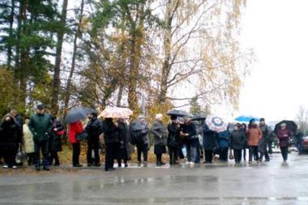 Paklausė: klaipėdiečiai išgirdo raginimus lankyti kapų vykti viešuoju transportu – autobusų lūkuriavo nemažai žmonių.