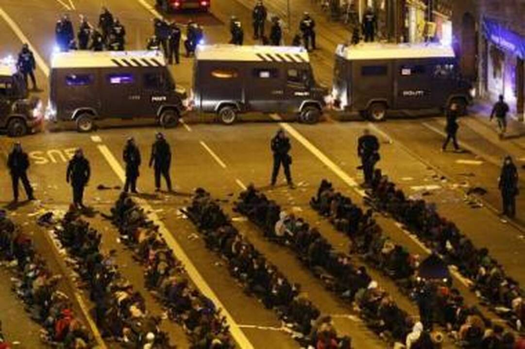 Brutalumas: policijos pareigūnai šimtus sulaikytųjų laikė susodintus ant žemės.