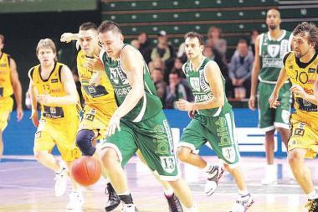 Favoritai laižosi žaizdas