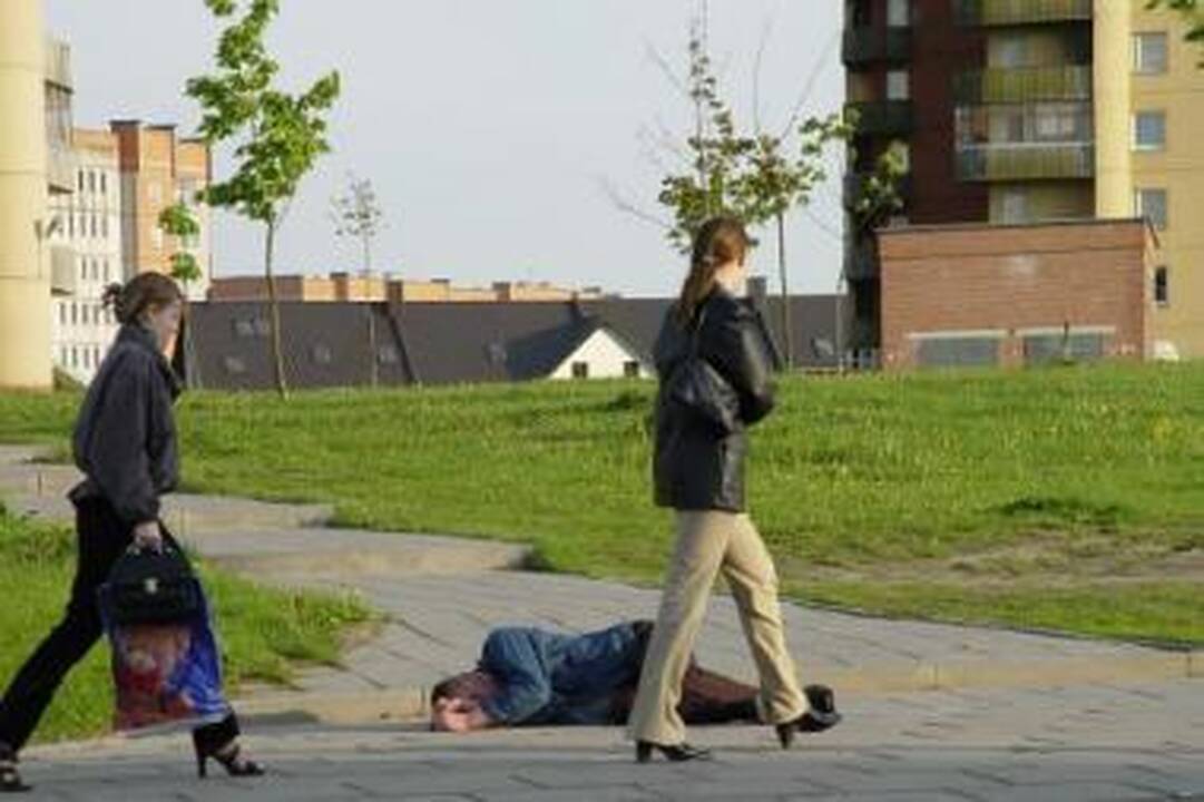 Nuostata: gatvėje gulintys žmonės dažniausia palaikomi tiesiog miegančiais girtuokliais, todėl greitosios pagalbos jiems kviesti neskubama.