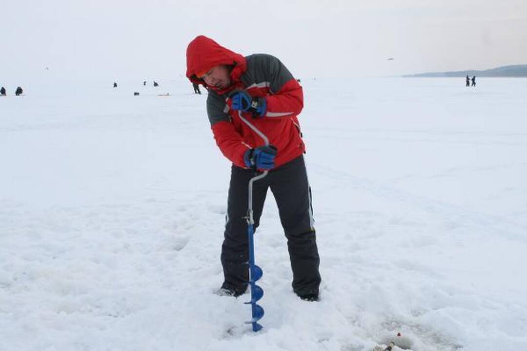 Sukaustė: ties Juodkrante žvejams teko gręžti apie 50 cm storio ledą.