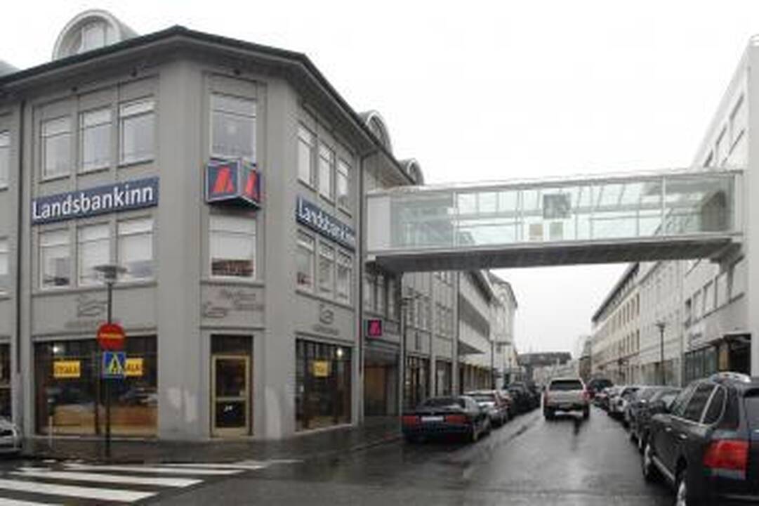 Finansų duobė virsta bedugne