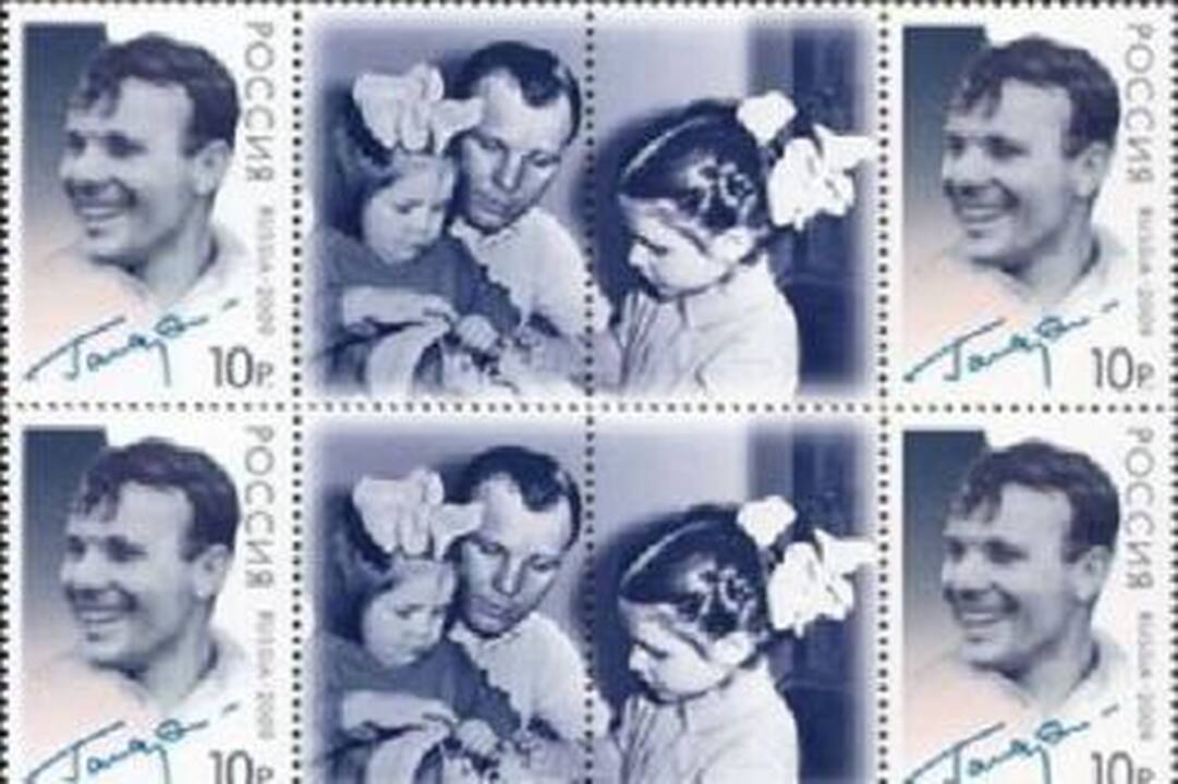 Eksponatai: parodoje eksponuojami vokai ir pašto ženklai, skirti pirmajam kosmonautui J.Gagarinui.
