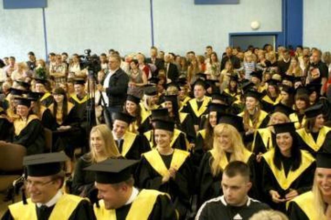 Šventė: kai kurie KU absolventai diplomais galėjo pasidžiaugti jau vakar.