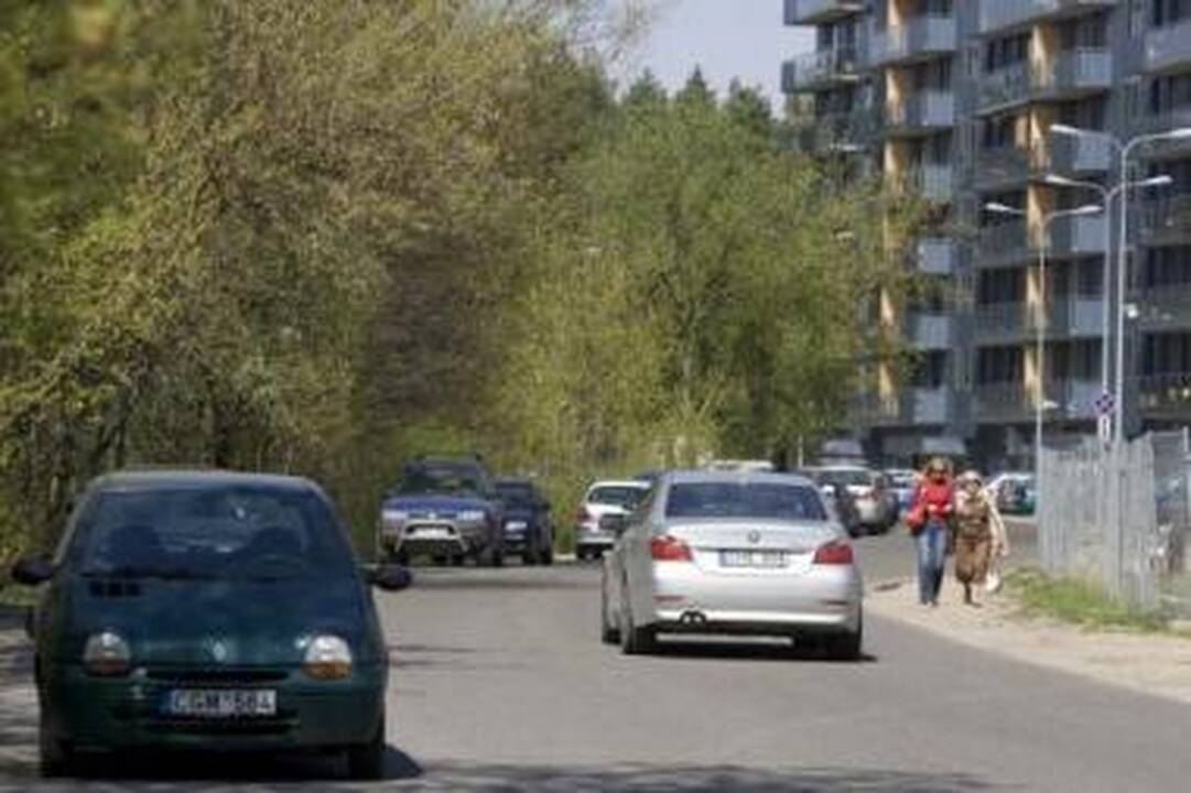 Nesikeis: pėsčiomis į namus ir iš jų keliaujantiems Trinapolio gyventojams vienintelė išeitis – eiti kelkraščiu.