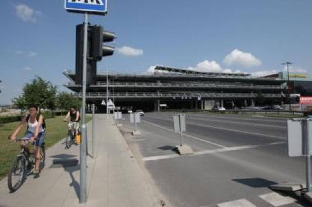 Paaiškėjo: dvejus metus "Akropolyje" šeimininkaujančios bendrovės "Deka Immobilien" atstovai sužinojo, kad garažas pastatytas nekokybiškai.