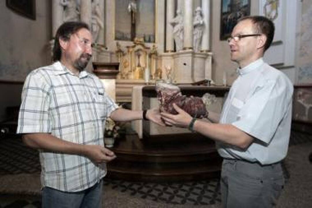Perdavė: klebonui V.Česnulevičiui (dešinėje) ranką įteikė Savivaldybės kultūros ir paveldo skyriaus vedėjas Vitas Karčiauskas.