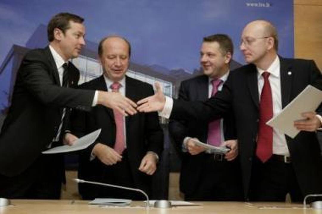 Antausis: A.Kubiliui (antras iš kairės) teko nuryti kitų trijų koalicijos partnerių pakištą karčią piliulę.