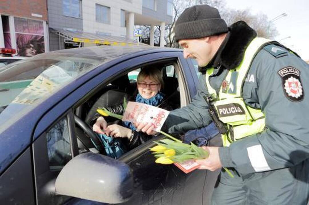 Moterims – tulpės, policijos dėmesys ir talka