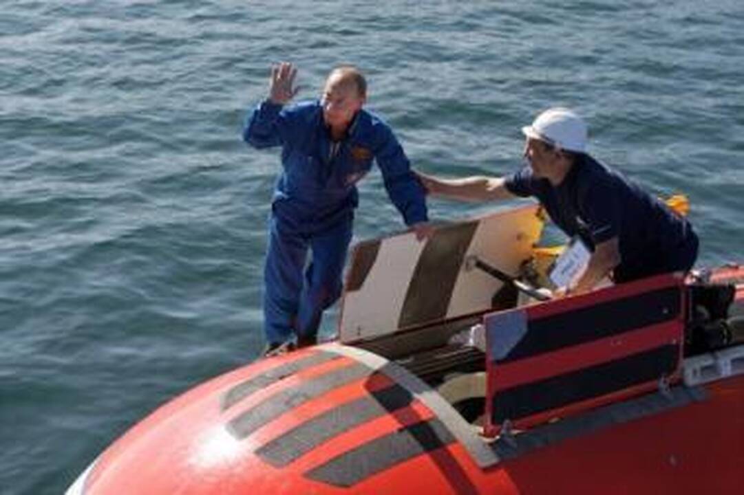 Pasiekęs ežero dugną, V.Putinas stebėjosi, kad vanduo nėra pakankamai skaidrus.