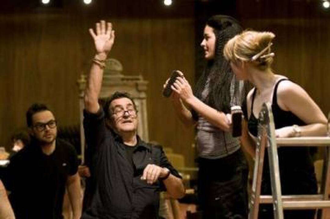 Įvertino: nuo ryto iki vakaro teatre dirbantis J.Ulacia (centre) negaili gražių žodžių Lietuvos solistams.