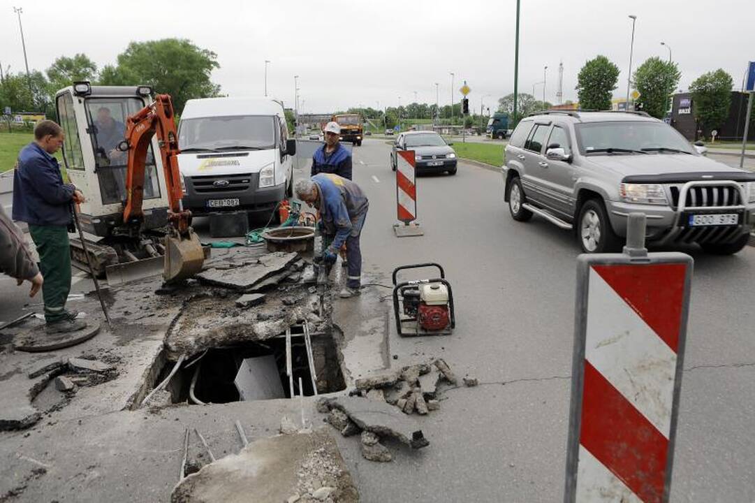 Liepų gatvėje             atsivėrė smegduobė
