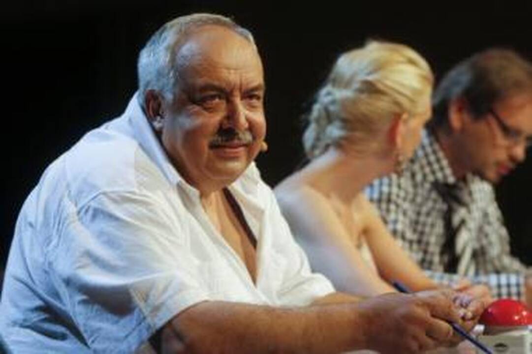 Perėmė: "Ar jau galima vadinti mane direktoriumi? Taip, juk jau turiu rožių", – prisistatęs teatro darbuotojams šmaikštavo M.Budraitis.