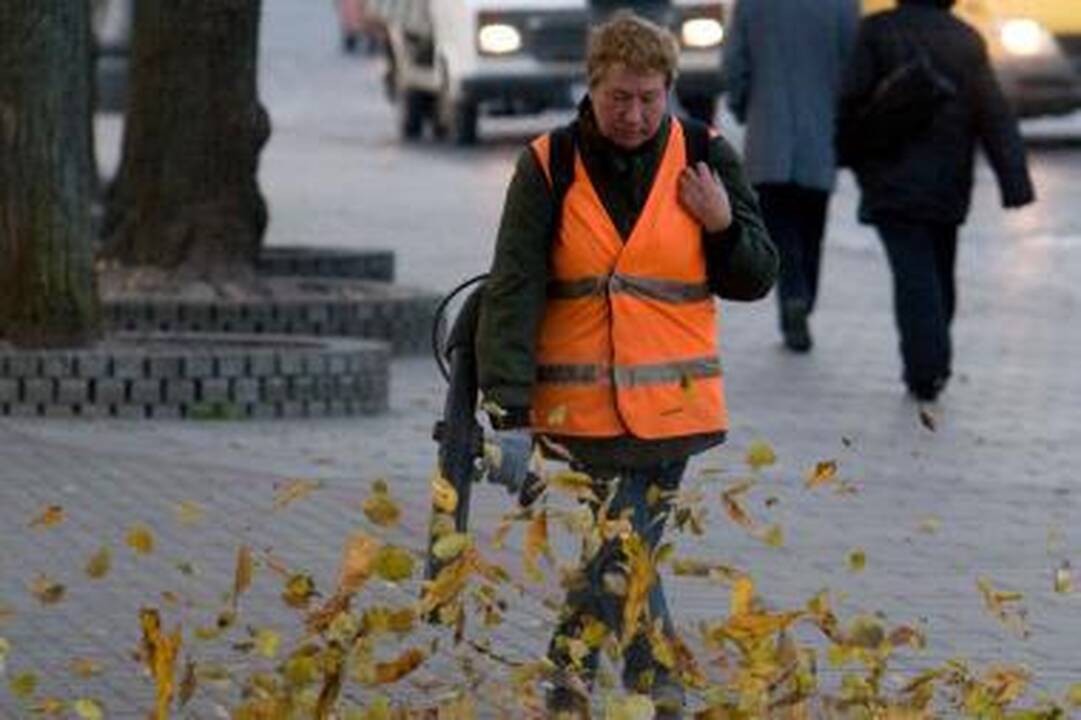 Veltui: kasdien gatves tvarkantys žmonės mėnesių mėnesius dirba be atlyginimų.
