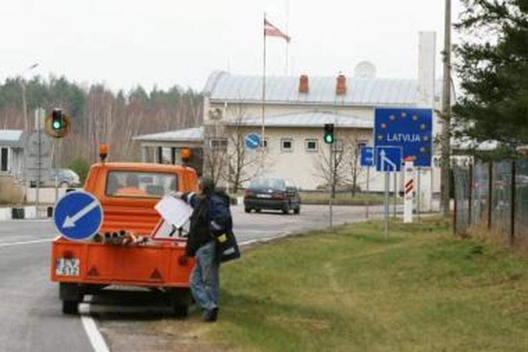 Dirba: nors Latvija kaip ir Lietuva į Šengeno erdvę įstojo 2007 metų pabaigoje, pasienio zonoje dirbantys pareigūnai ir toliau intensyviai tikrina į jų šalį įvažiuojančių asmenų...
