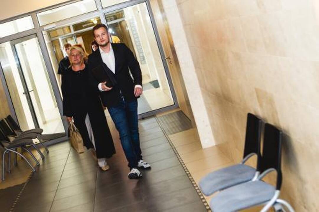 Prasiskolinęs dainininkas turės dirbti