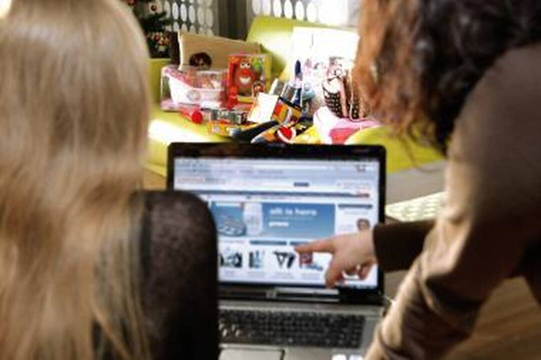 Apsimoka: vis daugiau jaunų moterų prekes internetu perka kartu – kuo daugiau jų įsigyjama vienu metu, tuo pigiau jos kainuoja.