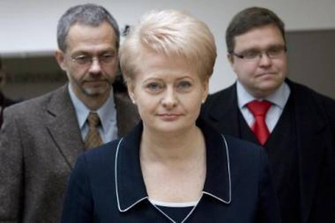 Pasirinkimas: D.Grybauskaitė siūlo arba griežtai taupyti, arba devalvuoti litą.