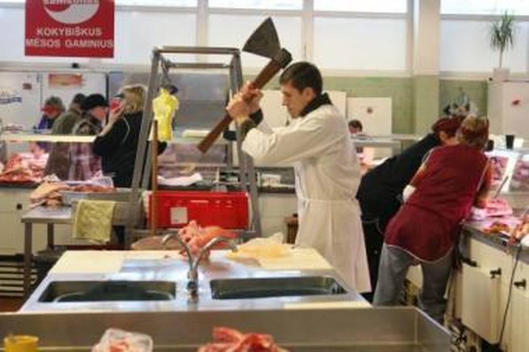 Skaičiuoja: klaipėdiečiai į turgų skuba pirkti šviežios mėsos, kuri čia, parduodama tiesiai iš ūkininkų rankų, kainuoja gerokai pigiau nei ta, kuri siūloma prekybos centruose.