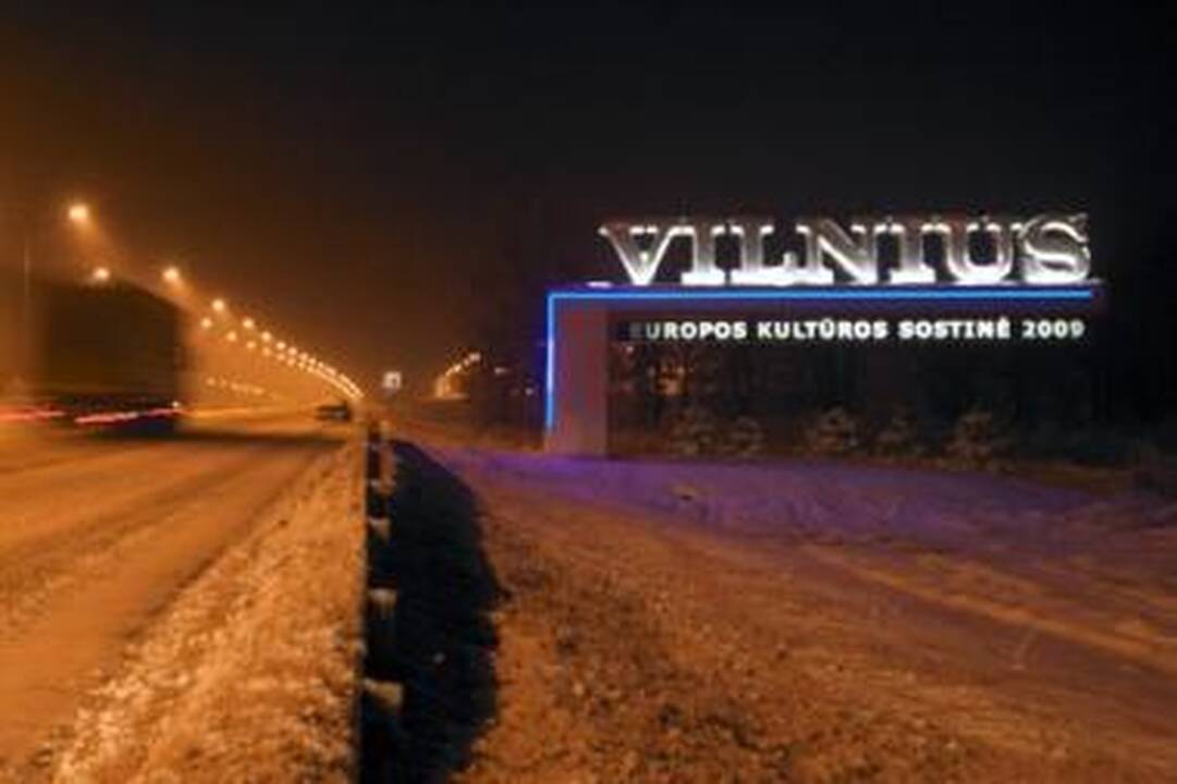 Šviesa: Vilniaus miesto ribą žymintis užrašas, įvažiuojant į sostinę iš kitų pusių, pavyzdžiui, Kauno šviečia iš tolo.