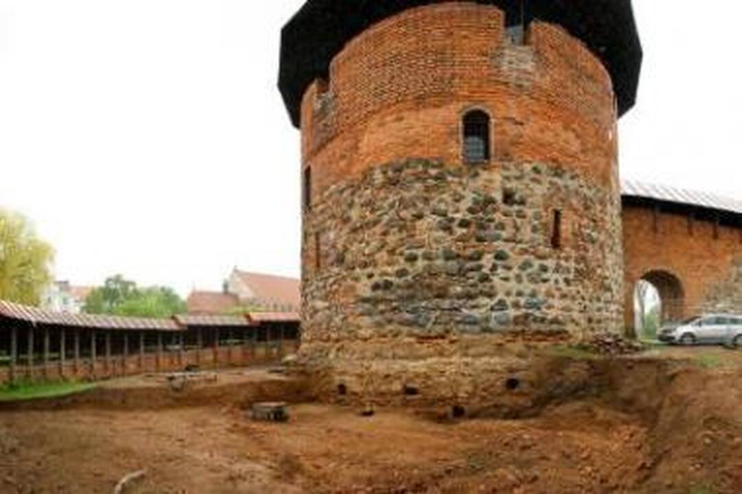 Įdomiausia: atkastas akmeninio mūro fragmentas, tikimasi, papasakos kažką naujo apie pirmąją Kauno pilį.