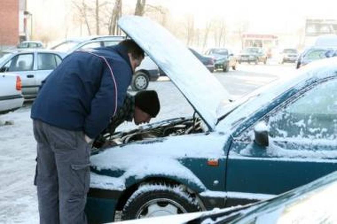 Buitis: per šaltį iš rikiuotės išeina ir technika – specialistai pataria įsigyti gerai veikiantį akumuliatorių, nes žiemą užvedant automobilį reikia daugiau galios.